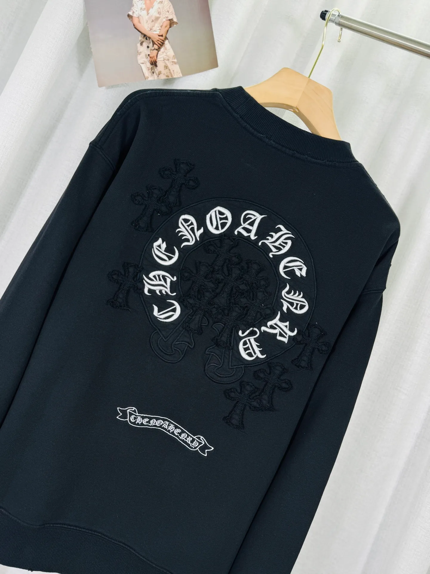P280 top version, real shot without P, ​​different from market currency) 𝗖𝗵𝗿𝗼𝗺𝗲 𝗛𝗲𝗮𝗿𝘁𝘀/Cro Heart 2025 washed patch embroidery autumn and winter new original single counter American laser burnt 3D three-dimensional color embroidery couple casual sweatshirt 👑The highest version! Customized fabric 430g tripe terry fabric! American acid-washed and distressed original fabric laser burnt ✟appliqué embroidery and exquisite embroidery of letters! The best-selling model in the counter, very comfortable to wear. Accessories: original molded and authenticated collar label➕100% silk wash label. Genuine purchase-grade original hangtag➕matching hanging rope➕3D hanging beads➕original packaging bag. Craftsmanship: The original version has consistent wiring! The highest version of the armhole matching technique! Color: Pink Black Size: S M L XL Style No.: 9332